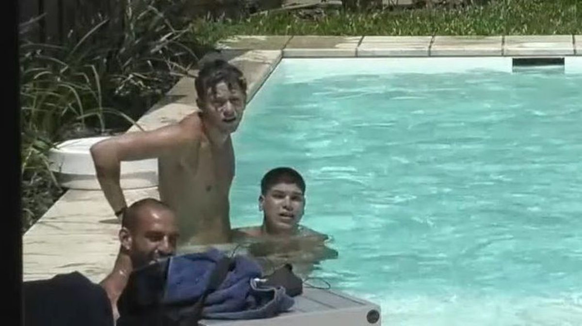 Thiago y Nacho muy cerca en la pileta de Gran Hermano. 