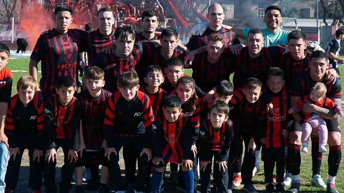 Juventud de Esperanza se sumó al lote de líderes. Foto: AD Juventud.