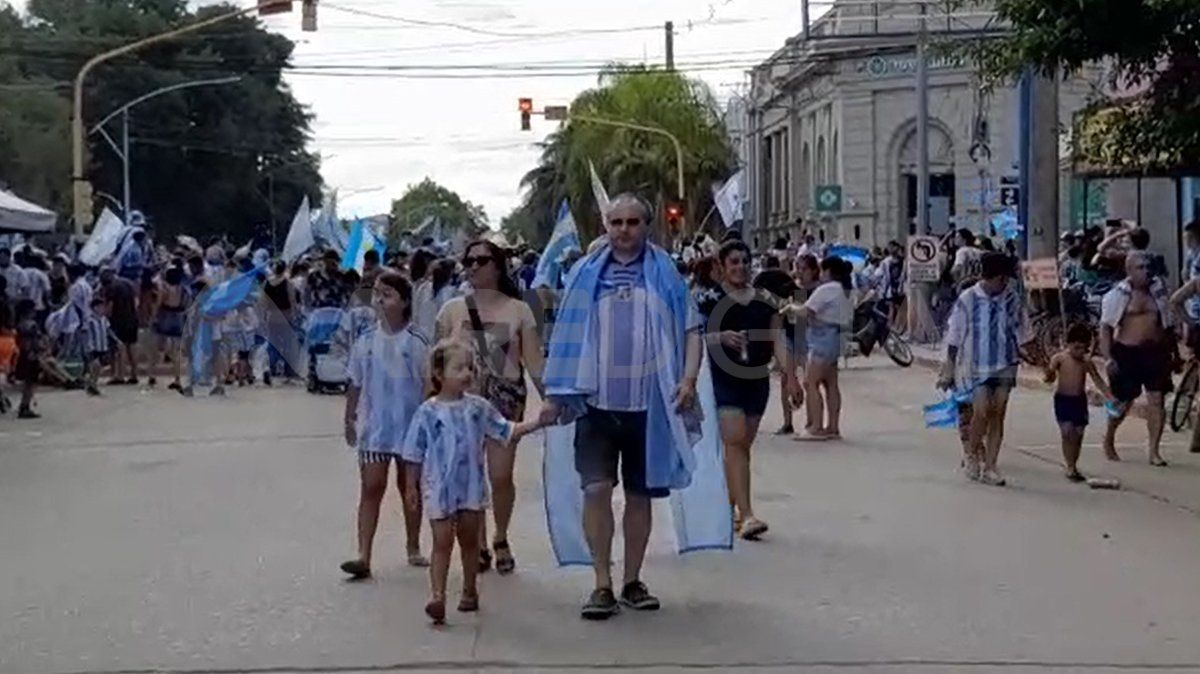 Una familia en los festejos de Argentina en San Justo.