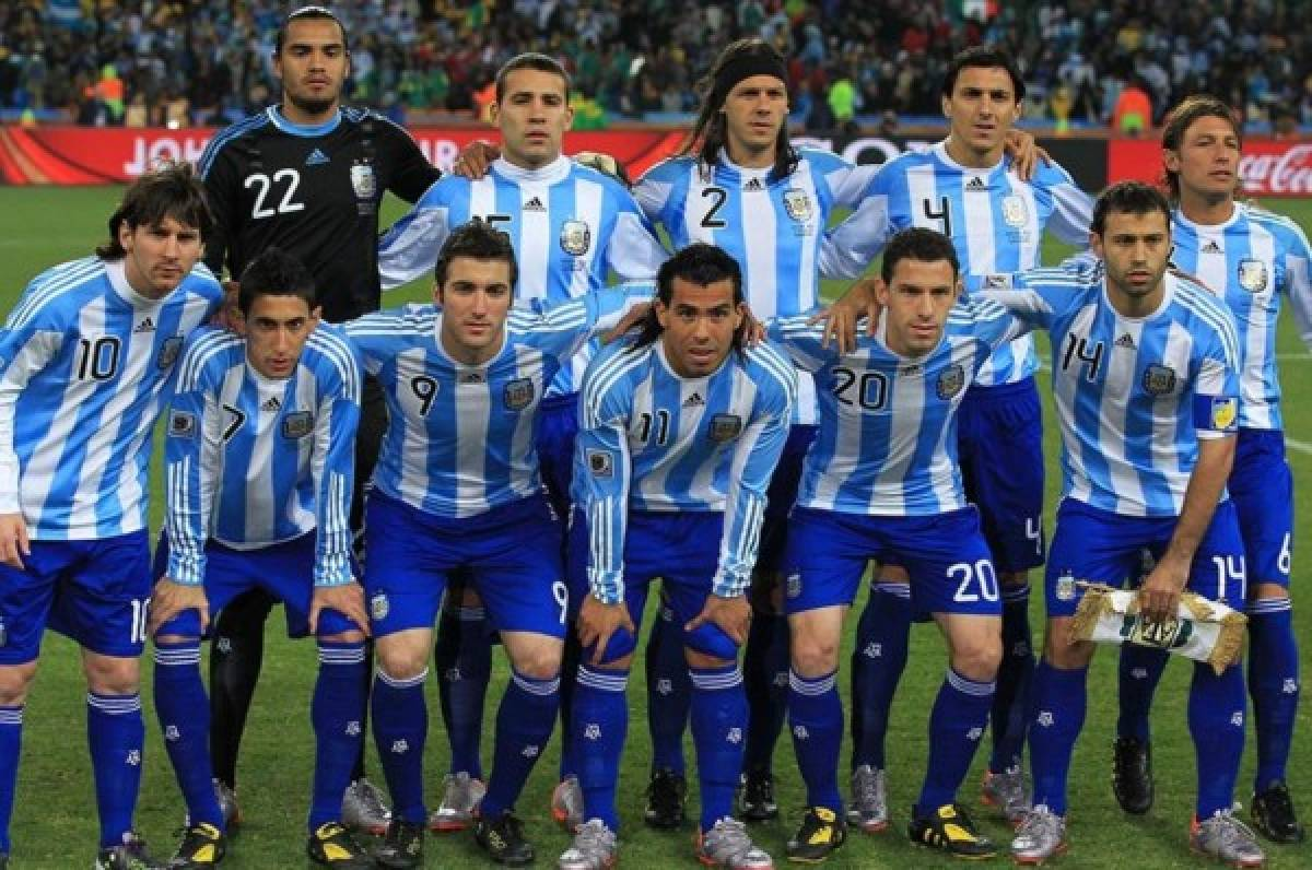 Nicolás Burdisso creó la línea Vinos de Potrero. Junto a su esposa, Belén Soler.