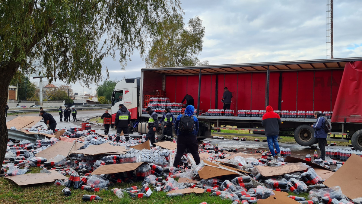 En la misma esquina volcaron un camión de fernet y otro de gaseosa.
