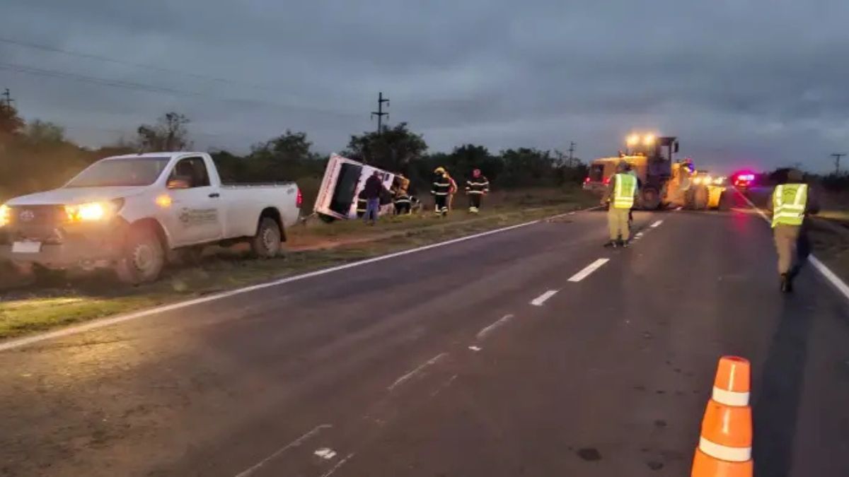 El tránsito fue interrumpido sobre Ruta 11, a la altura de Villa Ocampo, para retirar un camión que salió de la calzada.