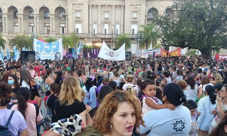 Miles de mujeres marcharon este lunes, 8 de marzo, desde la zona de la Costanera hasta la Casa de Gobierno en la ciudad de Santa Fe. Miles de mujeres marcharon este lunes, 8 de marzo, desde la zona de la Costanera hasta la Casa de Gobierno en la ciudad de Santa Fe.