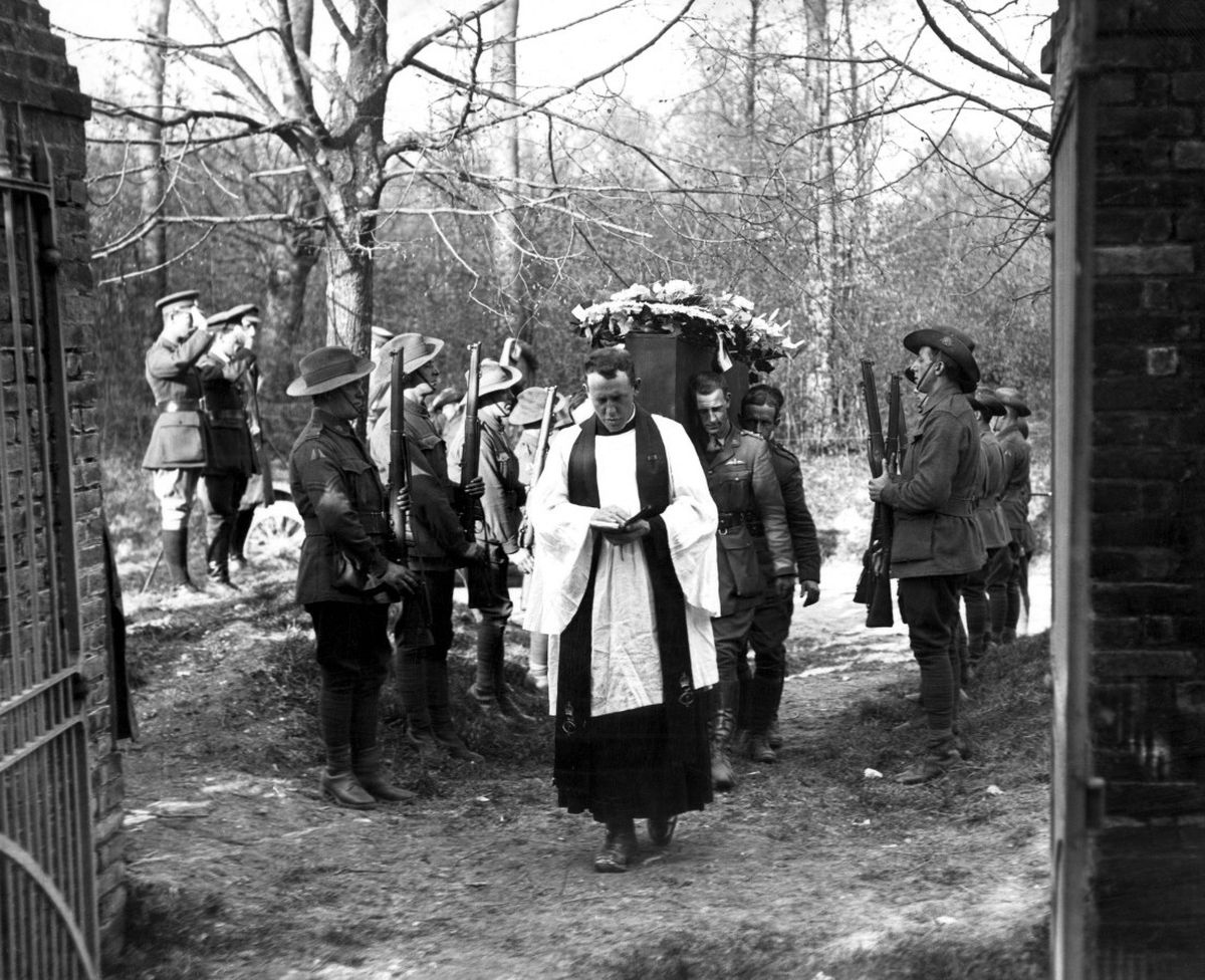 A las 17 del lunes 22 de abril, el ataúd con los restos del piloto alemán ingresó al cementerio de Bertangles llevado en los hombros por los tenientes E. C. Banks, A. V. Barrow, George Pickering, Frank Marsh, T. L. Simpson y Malcolm Sheehan, todos del 3º escuadrón del Australian Flying Corps. La breve ceremonia fue oficiada por el reverendo capitán George H. Marshall. A las 17 del lunes 22 de abril, el ataúd con los restos del piloto alemán ingresó al cementerio de Bertangles llevado en los hombros por los tenientes E. C. Banks, A. V. Barrow, George Pickering, Frank Marsh, T. L. Simpson y Malcolm Sheehan, todos del 3º escuadrón del Australian Flying Corps. La breve ceremonia fue oficiada por el reverendo capitán George H. Marshall.