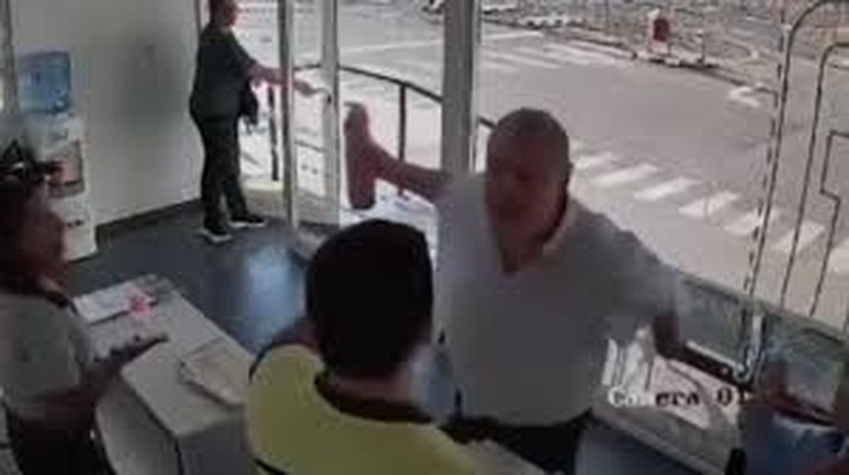 Un periodista fue detenido luego de una brutal agresión. Un periodista fue detenido luego de una brutal agresión.