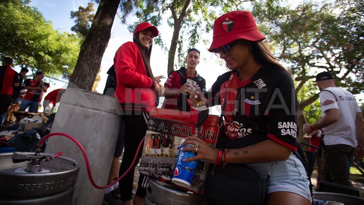 El Parque del Sur fue uno de los escenarios que eligieron los hinchas para reunirse y disfrutar de una previa a pleno sol.