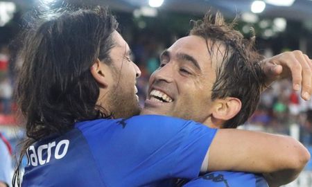 Tigre derrotó 2-0 a San Martín de Tucumán y enfrentará a Barracas Central por el primer ascenso que otorga la Primera Nacional a la Liga Profesional de Fútbol. Tigre derrotó 2-0 a San Martín de Tucumán y enfrentará a Barracas Central por el primer ascenso que otorga la Primera Nacional a la Liga Profesional de Fútbol.