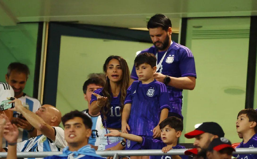 Mateo Messi le tiró un chupetín a la hinchada australiana y Antonela Roccuzzo se sacó