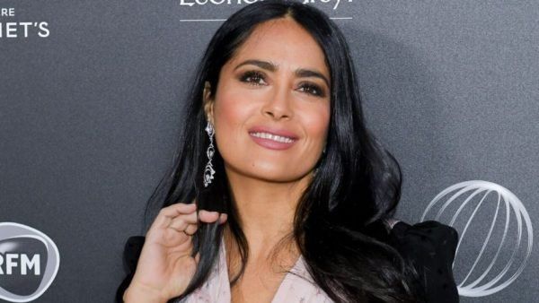 Salma Hayek celebra 12.5 millones con inesperado calendario 2020