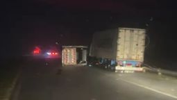 altText(Autopista Rosario-Córdoba: anoche volcaron 12 camiones y aún hay corte total de tránsito)}