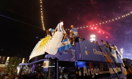 La Selección Argentina abandonó la cancha y recorrió en el ómnibus un corto trayecto para ofrecerle el trofeo a los fanáticos de todas las nacionalidades que los esperaban. La Selección Argentina abandonó la cancha y recorrió en el ómnibus un corto trayecto para ofrecerle el trofeo a los fanáticos de todas las nacionalidades que los esperaban.
