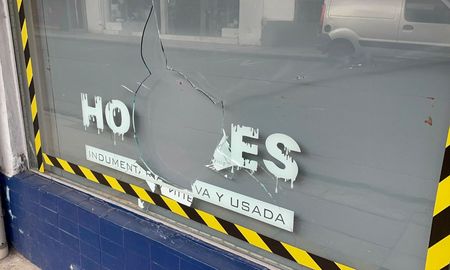 Un comercio dedicado a la venta de ropa masculina sufrió un acto vandálico en la madrugada de este sábado. Un comercio dedicado a la venta de ropa masculina sufrió un acto vandálico en la madrugada de este sábado.
