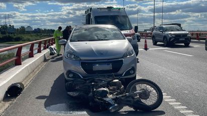 Choque entre un auto y una moto en la Autopista Rosario–Santa Fe: dos personas lesionadas