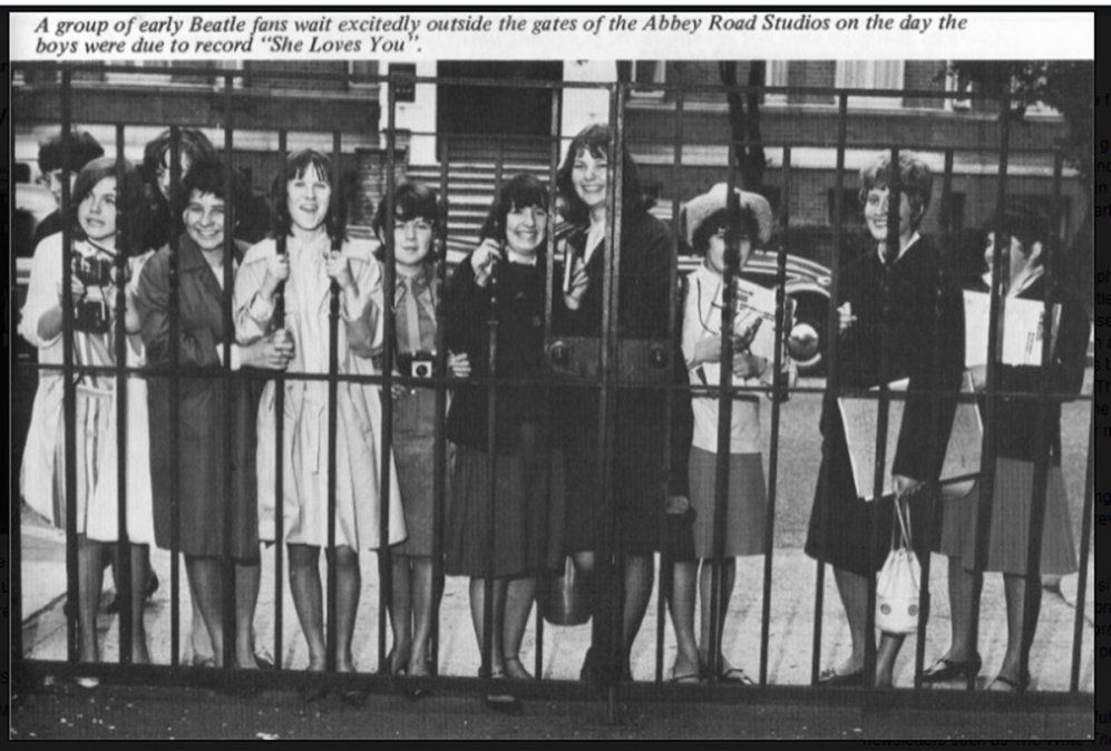 Las fans siempre sabían cuando Los Beatles tenían que presentarse a grabar en EMI. El 1ro de julio de 1963 invadieron el edificio buscando a sus ídolos