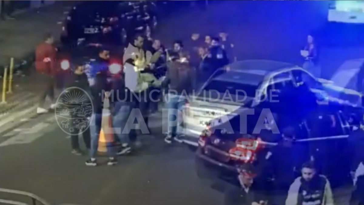 El conductor del rodado se subió al auto y se dio a la fuga a toda velocidad por calle 10 doblando en 49 y