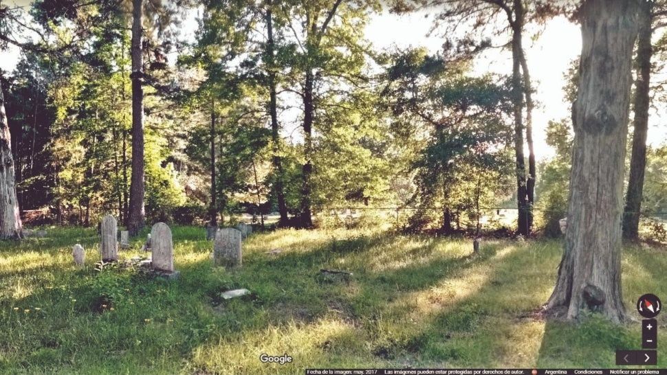 Dos fantasmas aparecen en la foto de un cementerio