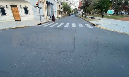 La intersección de 4 de Enero y Junín presenta un hundimiento de grandes dimensiones. La intersección de 4 de Enero y Junín presenta un hundimiento de grandes dimensiones.