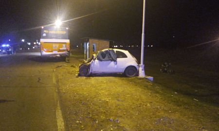 Según informó el personal policial que tomó conocimiento de la colisión en Ruta Nacional N° 11 y calle Tierra del Fuego, en el colectivo de transporte de pasajeros, iban 15 personas, mientras que en el auto se trasladaban dos hombres.