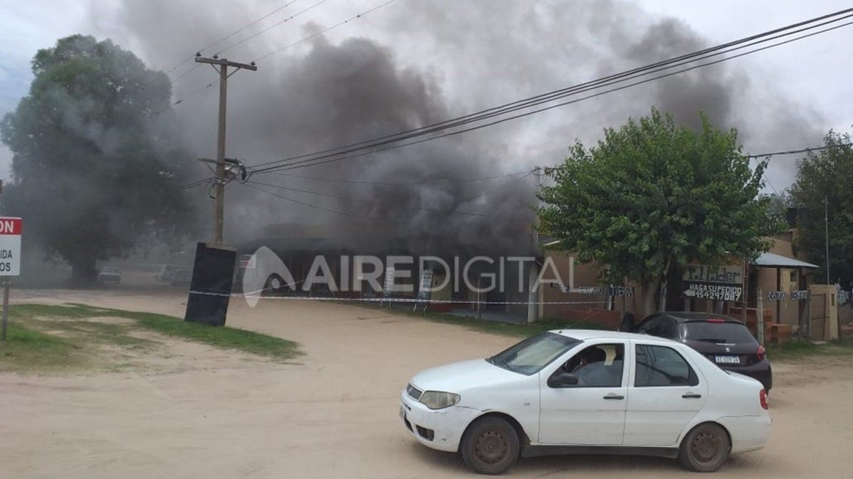 Un incendio consumió por completo un local de indumentaria ubicado en Ruta 1