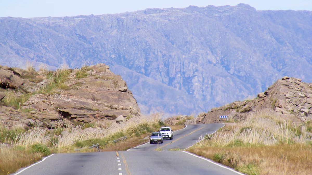 La ruta de las Altas Cumbres ofrece un mirador con vistas espectaculares de los paisajes serranos de Córdoba.