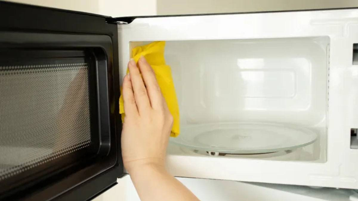 Cómo limpiar la puerta del microondas con un truco casero.
