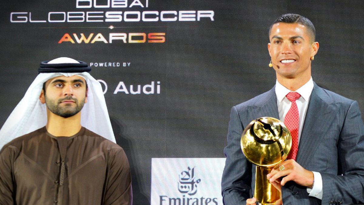 Cristiano Ronaldo superó a Lionel Messi y Ronaldinho y fue elegido como el Mejor Jugador del Siglo XXI en los Globe Soccer Awards.
