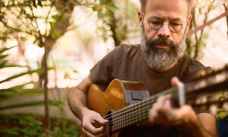 Gabo Ferro falleció este jueves en Buenos Aires a los 54 años, dejando una obra artística que exhibe sus indómitas búsquedas y que, en el terreno estrictamente musical, regaló nuevas posibilidades para la canción como género.