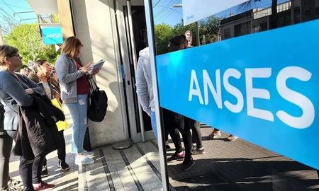Actualmente, un subsidio por desempleopuede ascender a 202 mil pesos, cuatro veces menos de lo que se necesita para noser pobre. Actualmente, un subsidio por desempleopuede ascender a 202 mil pesos, cuatro veces menos de lo que se necesita para noser pobre.
