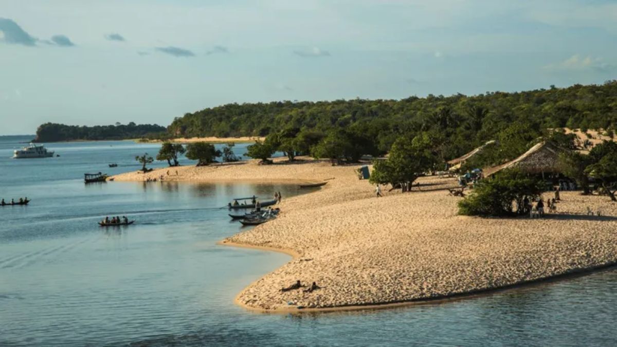 La ruta PA-457 funciona como el cordón umbilical que une la infraestructura urbana de Santarém con la tranquilidad rústica de esta villa de pescadores. La ruta PA-457 funciona como el cordón umbilical que une la infraestructura urbana de Santarém con la tranquilidad rústica de esta villa de pescadores.