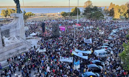 Al igual que sucedió en todo el país, en Rosario fue masiva la convocatoria, en la marcha universitaria en contra del desfinanciamiento. Al igual que sucedió en todo el país, en Rosario fue masiva la convocatoria, en la marcha universitaria en contra del desfinanciamiento.