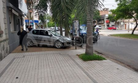 Un Peugeot 207 quedó atravesado en la vereda a la altura de Avenida Freyre al 3300.