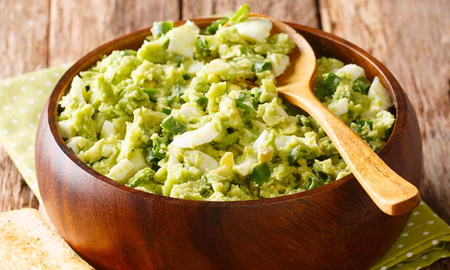 Ensalada de huevo y palta cremosa servida en un bol saludable. Ensalada de huevo y palta cremosa servida en un bol saludable.
