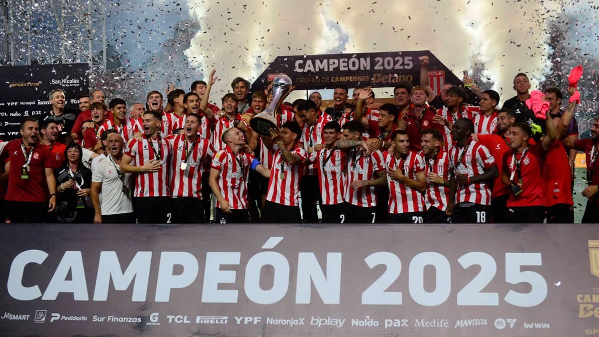 El festejo colectivo de Estudiantes tras el título en el Trofeo de Campeones.