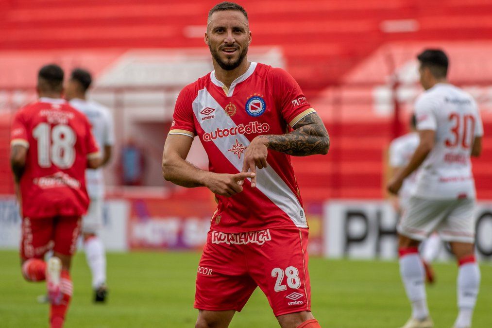 Argentinos Juniors derrotó a Estudiantes de La Plata y le quitó la posibilidad de clasificar como líder de la Zona A de la Copa de la Liga