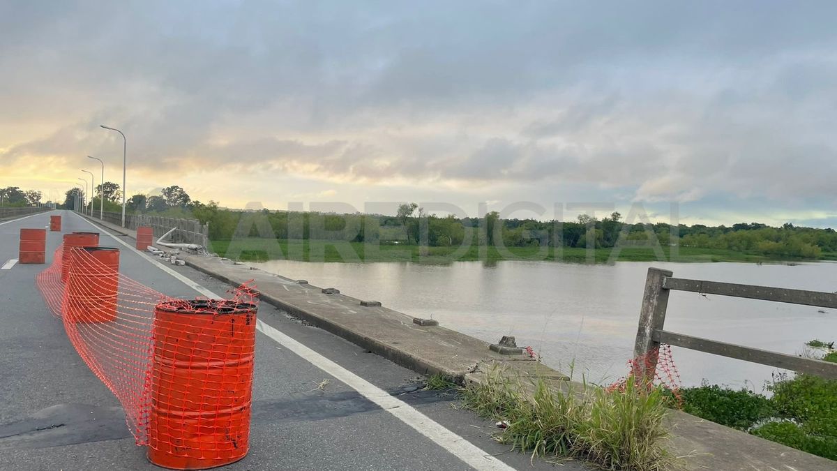 El camión cayó al agua el miércoles a la mañana, tras embestir los muros de contención El camión cayó al agua el miércoles a la mañana, tras embestir los muros de contención