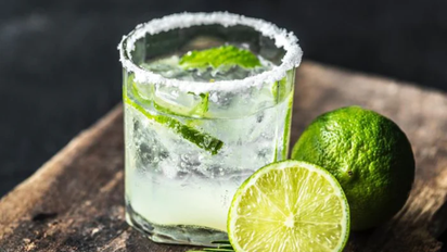 Cómo hacer caipiroska: la versión con vodka del cóctel brasileño más famoso y refrescante