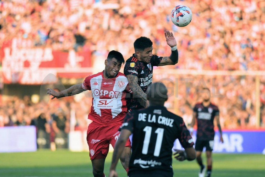 Juan Carlos Portillo disputa la pelota con Enzo Fernández.