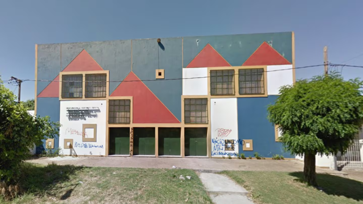 La Plata: un adolescente amenazó a un compañero con el arma reglamentaria de su madre
