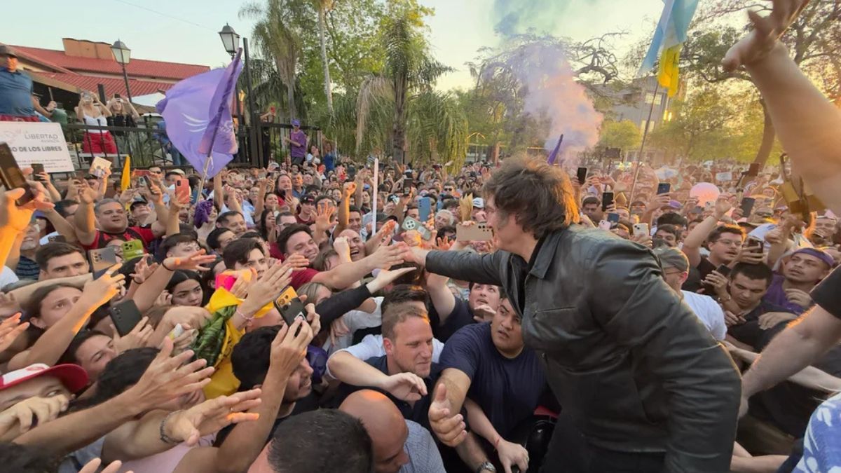 Luego de su breve discurso, el Presidente se subió a la caja de una camioneta desde donde saludó a la multitud, manteniendo el contacto directo con la gente. Luego de su breve discurso, el Presidente se subió a la caja de una camioneta desde donde saludó a la multitud, manteniendo el contacto directo con la gente.