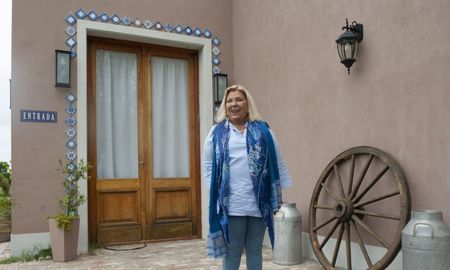 asi es la casa de elisa carrio en exaltacion de la cruz: amplios espacios y decoracion extravagante asi es la casa de elisa carrio en exaltacion de la cruz: amplios espacios y decoracion extravagante