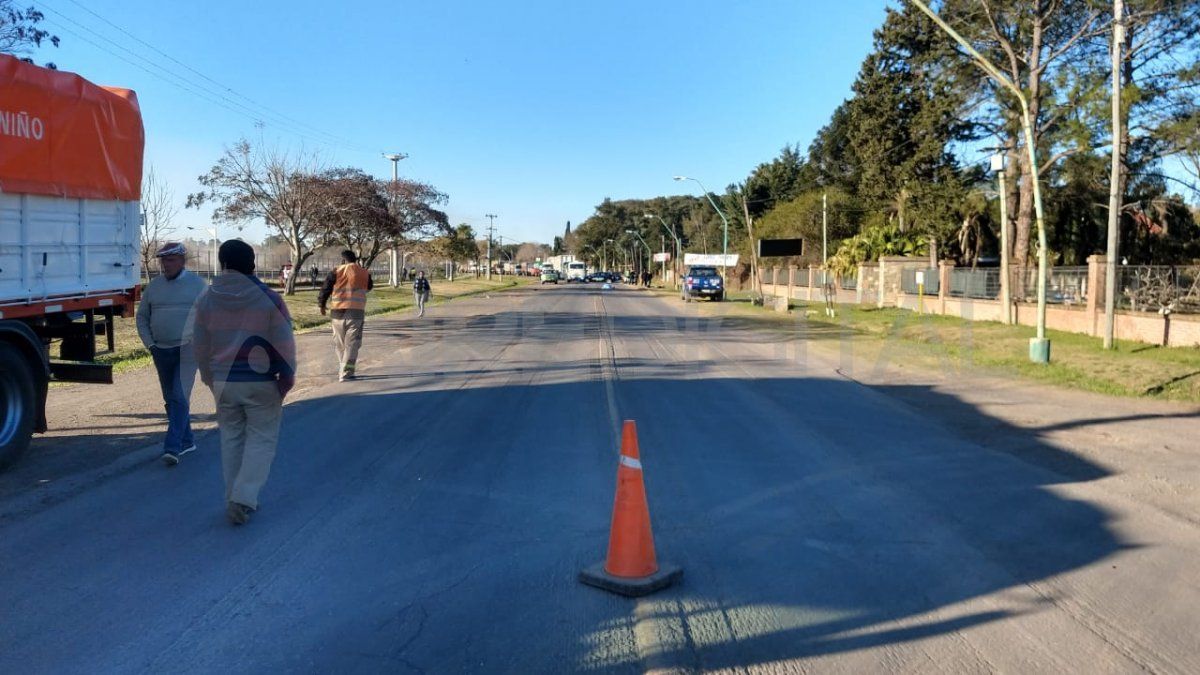 El corte de tránsito sobre la ruta 11 es total, por lo que hay demoras en la zona.