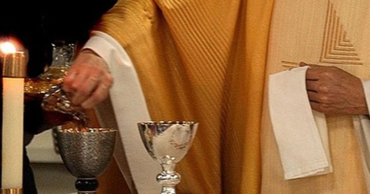 El sacerdote le contó a los policías que había tomado vino en la misa de esa noche.