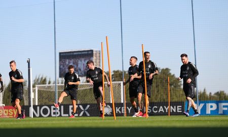 La Selección Argentina comenzó a entrenar, con Lionel Messi a la cabeza, de cara al duelo frente a Paraguay por las Eliminatorias Sudamericanas. La Selección Argentina comenzó a entrenar, con Lionel Messi a la cabeza, de cara al duelo frente a Paraguay por las Eliminatorias Sudamericanas.