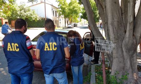 Entradera en el barrio Candioti: peritan el auto que abandonó el ladrón porque no arrancó Entradera en el barrio Candioti: peritan el auto que abandonó el ladrón porque no arrancó