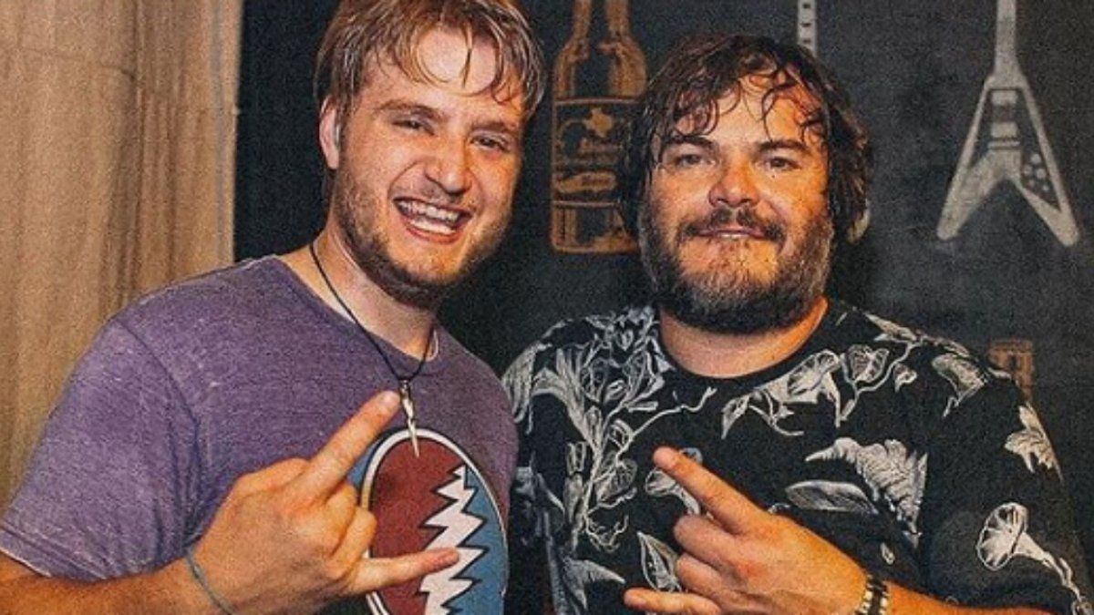 Estaba yendo en bicicleta a su casa.