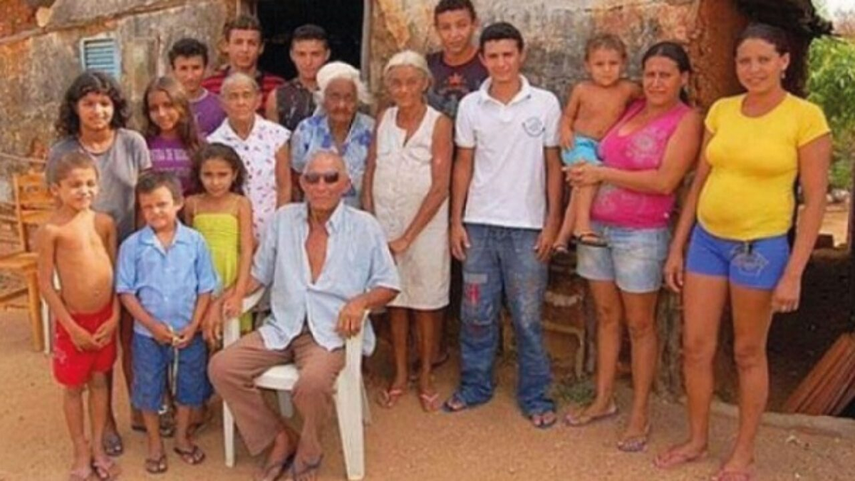 A los 90 años tiene 50 hijos con dos esposas