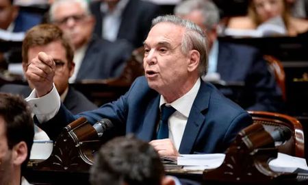 El bloque Encuentro Federal que preside Miguel Pichetto está bajo amenaza de ruptura al enmarañarse las negociaciones paran unir fuerzas con los diputados electos por Provincias Unidas. El bloque Encuentro Federal que preside Miguel Pichetto está bajo amenaza de ruptura al enmarañarse las negociaciones paran unir fuerzas con los diputados electos por Provincias Unidas.
