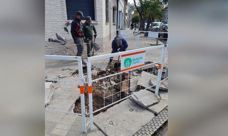 Personal de Gestión de Riesgo trabaja en la señalización del hundimiento registrado en la esquina de Urquiza y Moreno. Personal de Gestión de Riesgo trabaja en la señalización del hundimiento registrado en la esquina de Urquiza y Moreno.