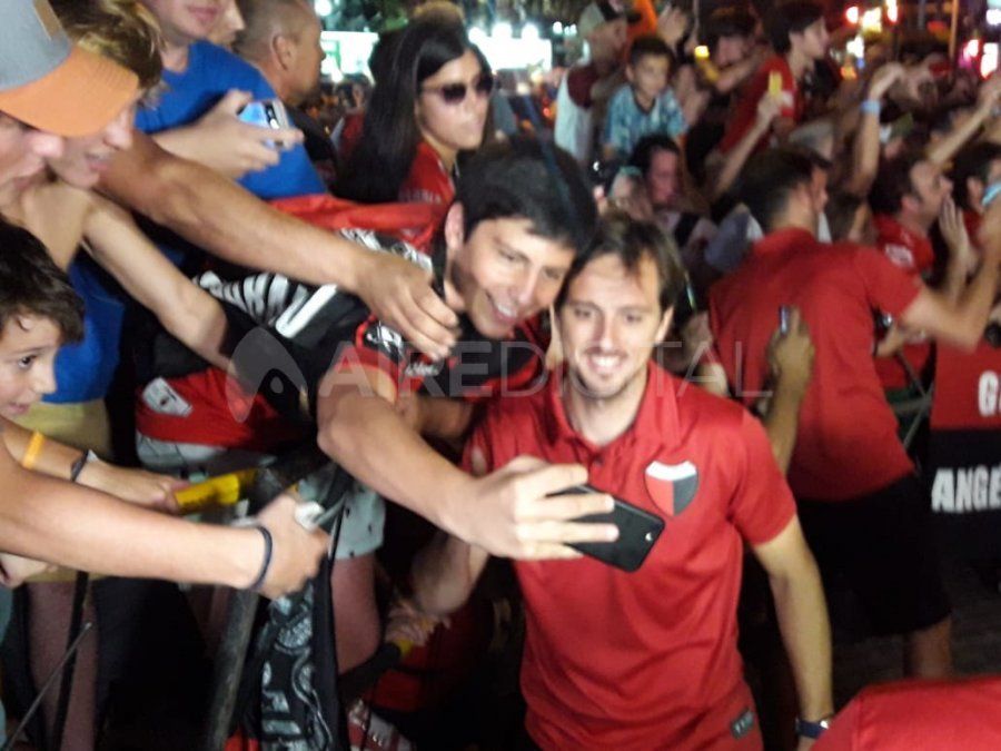 Durante el banderazo de los hinchas de Col&oacute;n en el hotel