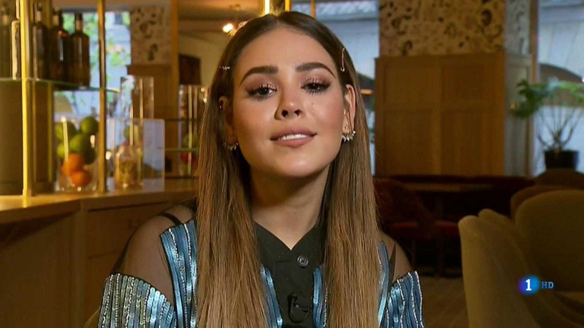 Danna Paola de visita en la casa de Frida Kahlo con su amiga española